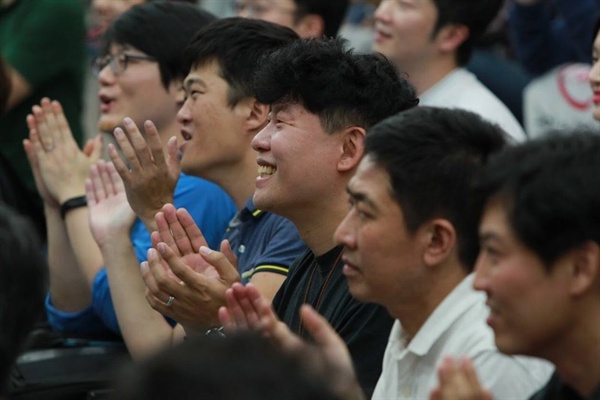  25일 언론노조 KBS 본부 총파업 집회 중 이철호 기자의 모습. (사진 왼쪽에서 네 번째) 