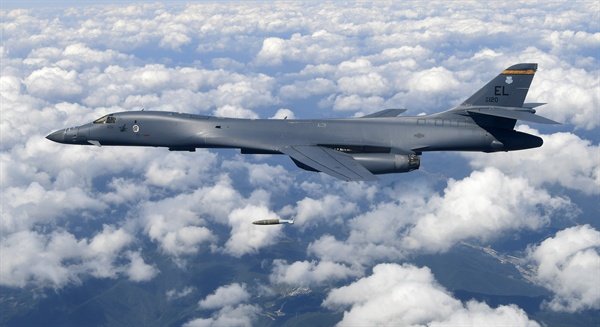 미국 B-1B 전략폭격기가 지난 9월 18일 한반도 상공에서 MK-84 폭탄을 투하하고 있다. 
