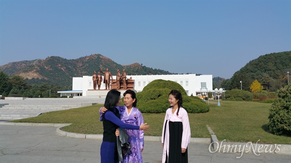  안내를 위해 나온 희천시 직원(가운데)과 지역 해설원(오른쪽).