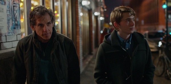  영화 <괜찮아요, 미스터 브래드>의 한 장면. 브래드는 아들 트로이와 함께 보스턴에 도착하여 늦은 저녁을 먹으러 나서지만 기분이 울적하다. 