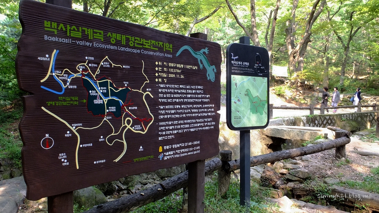 서울시 생태경관보전지역으로 보호를 받고 있는 백사실계곡.