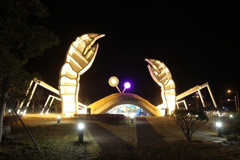 영덕대게를 형상화한 커다란 모형이 설치된 대게누리공원.