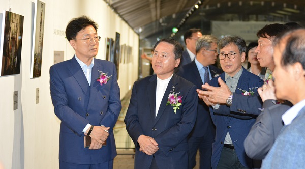 참석한 김태호 서울교통공사 사장을 비롯한 내외빈들이 작품을 관람하고 있다.