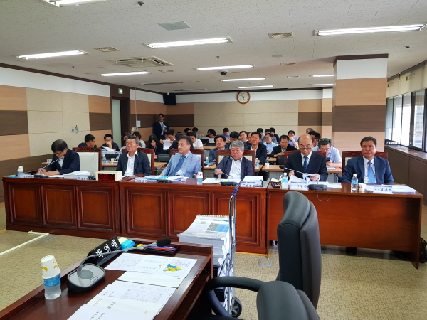인천시의회 조사특위원들이 입장하기 앞서 증인들이 참석해 대기하고 있다. ⓒ이연수 기자