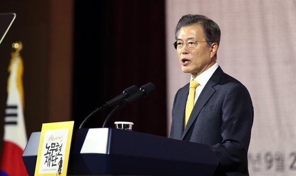 문재인 대통령이 26일 오후 서울 여의도 63 컨벤션센터에서 열린 '10·4 남북 정상선언' 10주년 기념식에 참석해 기념사를 하고 있다. 