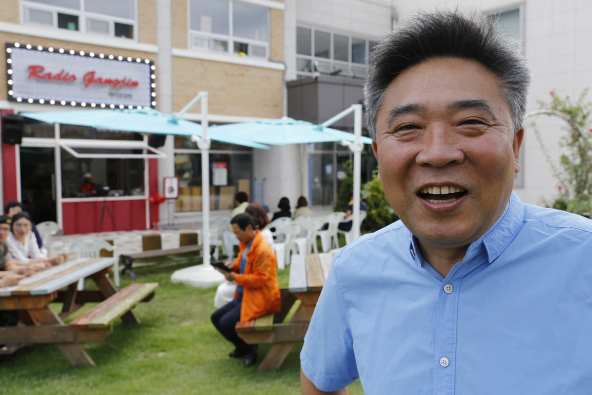  '라디오 강진'이 진행되고 있는 강진오감통에서 만난 장용석 전남음악창작소 소장. '라디오 강진'의 개국 준비부터 지금의 운영까지 총괄하고 있다. 