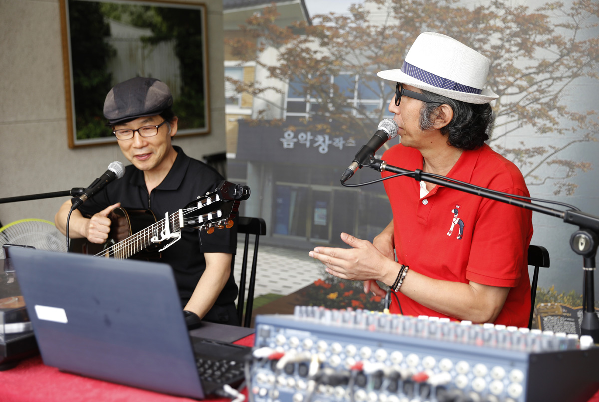  '라디오 강진'의 진행을 맡고 있는 문형식 DJ(오른쪽)가 초대 가수와 함께 얘기를 나누고 있다. 문형식 DJ는 오랫동안 광주MBC 라디오 프로그램 ‘별이 빛나는 밤에’를 진행한 별밤지기였다.