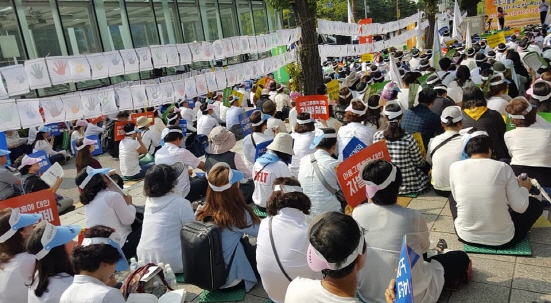 국회의사당 앞에서 열린 궐기대회에 그룹홈 종사자 500 여명이 참석했다. 
