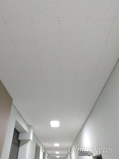교실 천장에 설치되어 있는 텍스타일. 최근 대구시교육청은 일부 학교에서 석면이 함유된 텍스타일을 교체했으나 의심물질이 나오면서 논란이 되고 있다.