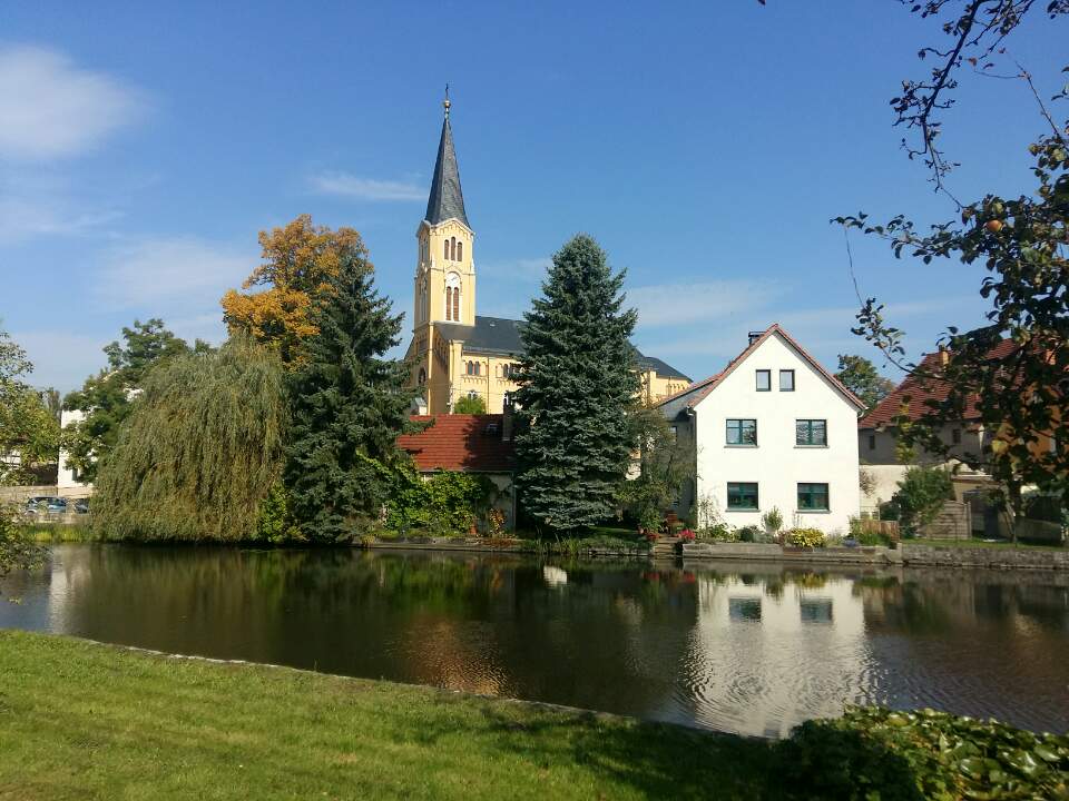 호수와 멋진 조화를 이루는 교회