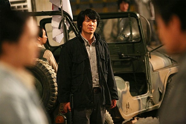  영화 <화려한 휴가>(2007)의 한 장면. 민우(김상경 분)가 사랑하는 연인 신애(이요원 분)를 바라보고 있다. 극중 민우는 윤상원 열사를 각색한 캐릭터다.