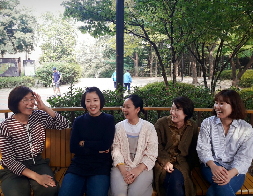 (왼쪽부터) 조성실 공동대표, 강미정, 성지은, 김정덕, 정주은 씨. 이고은 공동대표는 우는 아이를 보느라 촬영에 함께하지 못했다.