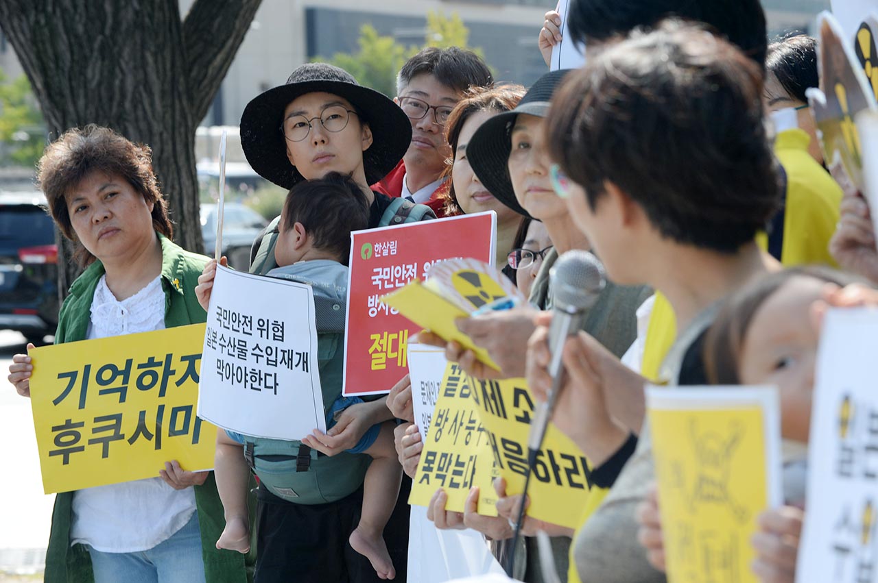 시민방사능감시센터,서울방사능안전급식연대 등 환경단체 회원들이 28일 오전 서울 종로구 정부서울청사 정문앞에서 기자회견을 열고 "일본산 수산물 수입제한 조치와 관련해 진행중인 세계무역기구 (WTO)분쟁의 결과가 패소할것이라는 전망이 짙어지고 있다"며 정부의 긴급한 대책을 촉구하고 있다.