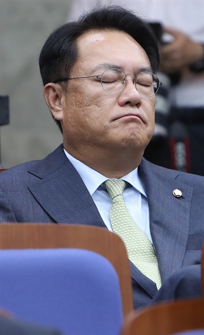자유한국당 정진석 의원이 28일 오후 국회에서 열린 의원총회에서 눈을 질끈 감고 정우택 원내대표의 발언을 듣고 있다. 