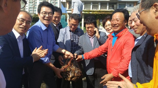 성동구 직거래장터는 뚝도시장 활성화와 서해5도 어업소득 증대를 위해 서울 성동구, 서해5도 어촌계, 뚝도시장상인회가 공동으로 추진한 사업이다. 정원오 성동구청장(사진 가운데 파란 옷)과 배복봉 대청동선주협회장(가운데 붉은 옷)이 활짝 웃고 있다.  