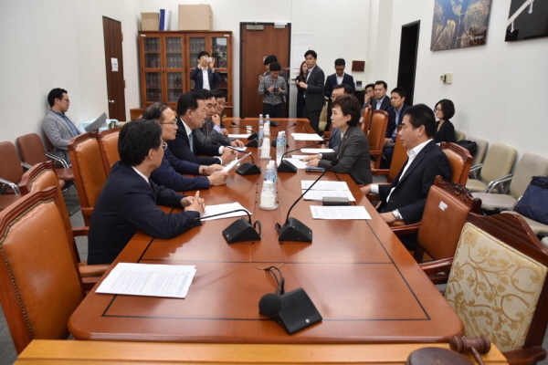 박남춘 시당위원장을 비롯한 더불어민주당 인천지역 국회의원들은 지난 27일, 김현미 국토교통부 장관을 만나 ‘제3연륙교 즉시 착공을 위한 해결 방안’에 대해 협의했다.