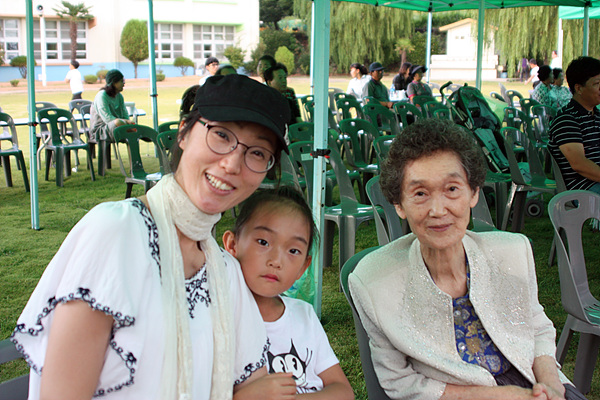 3대가 참여한 경호초등학교 학예회 모습. 김형우(1년) 학생의 엄마 홍현정씨는 '배고픈 애벌레' 공연을 연출했다. 형우 할머니(83세)는 외손주의 공연을 보고 "말할 수 없이 좋죠!"라고 흐뭇해 했다. 
