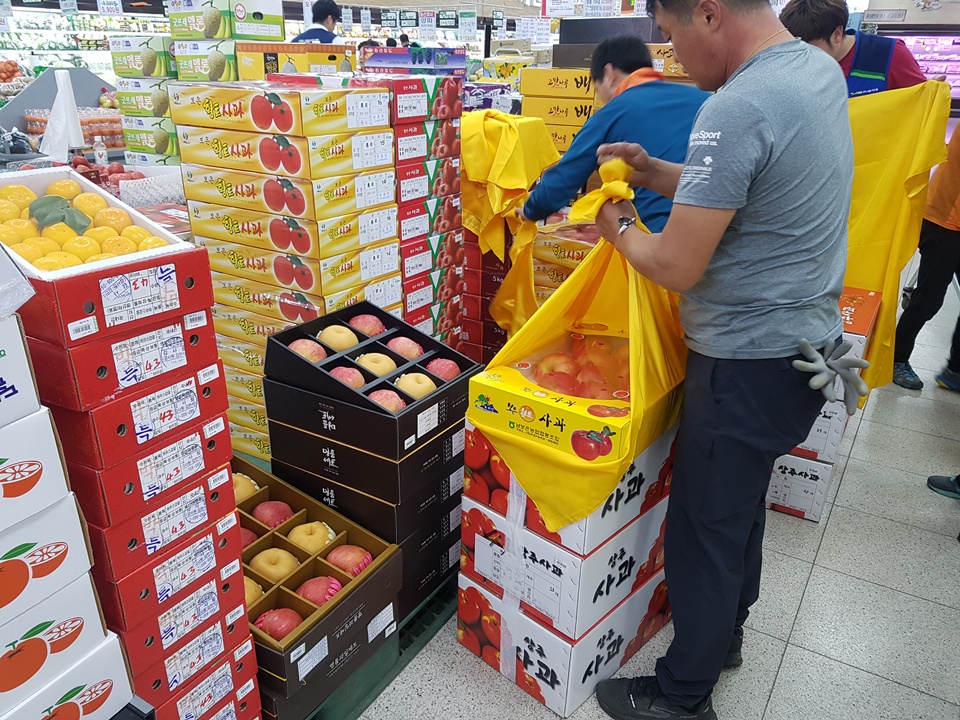 추석을 일주일 앞둔 28일 홍성의 한 마트에서 직원들이 선물용 과일을 포장하고 있다.