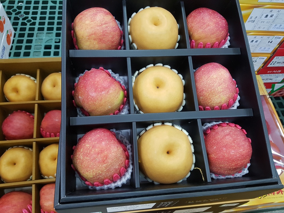 추석이 일주일 앞으로 다가온 가운데 사과,배가 함께 들어있는 과일 선물세트가 포장을 기다리고 있다.