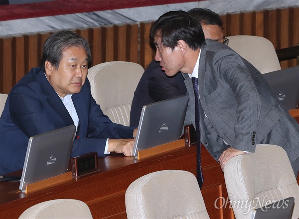 바른정당 김무성 하태경 의원이 지난 달 28일 국회 본회의장에서 대화 나누고 있다. 