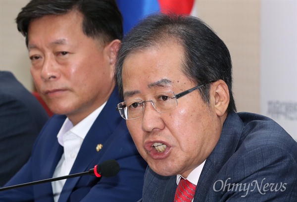 자유한국당 홍준표 대표가 지난 9월 29일 오전 서울 여의도 당사에서 기자들의 질문에 답하고 있다. 