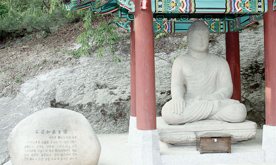 청와대 불상  '미남 부처'라고 별명이 붙은 이 불상은 1913년 경주에서 지금의 서울 남산 밑 총독관저에 옮겨졌다. 1937년 새로운 총독관저가 완성되자 현재의 청와대 자리로 위치를 옮겨졌으며 현재까지 청와대 관내에 남아있다. 