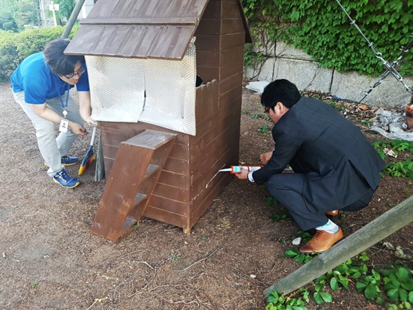 국회 캣대디들이 캣집 보수 공사를 하고 있는 모습.