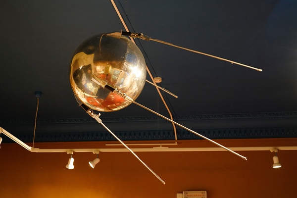세계 최초의 인공위성 '스푸트니크' 모형.