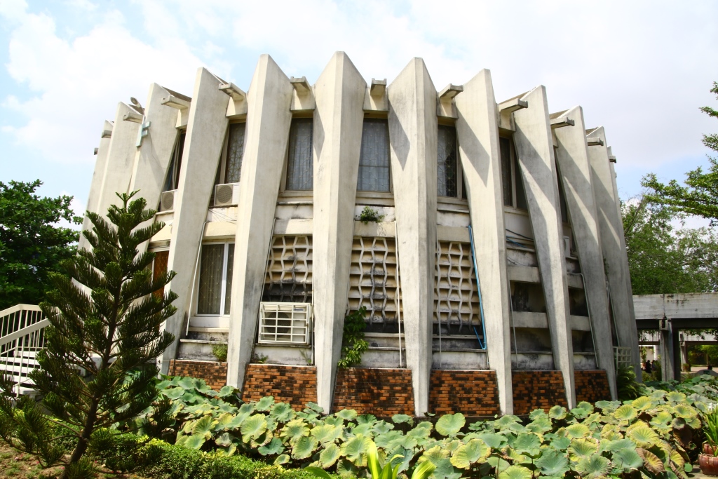노로돔 시하누크 국왕의 지시에 따라 건축가 완 몰리완이 설계를 맡아 완공한 왕립프놈펜대학교 도서관 전경. 