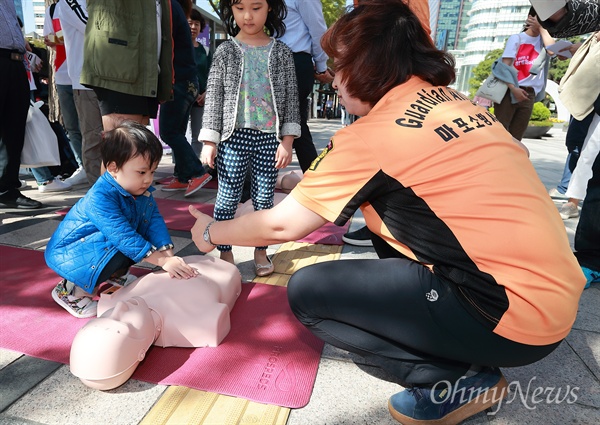 '참 잘했어요' 마포소방서 의용소방대 수호천사팀원이 심폐소생술 체험을 한 어린이에게 엄지손가락을 세워 보이며 칭찬하고 있다.