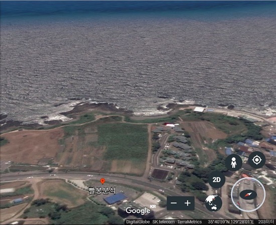  구글 어스로 촬영한 빨봉분식 경주 주상절리점 앞 바다. 김경희씨는 바다를 보며 느낀 공포감을 생생하게 설명했다.  