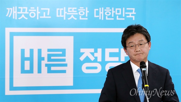 바른정당 유승민 의원이 29일 오후 서울 여의도 당사에서 기자회견을 열고 오는 11월 13일로 예정된 전당대회에 출마한다고 밝히고 있다.