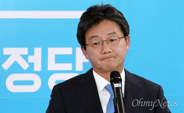 바른정당 유승민 의원이 지난 9월 29일 오후 서울 여의도 당사에서 기자회견을 열고 오는 11월 13일로 예정된 전당대회에 출마한다고 밝히고 있는 모습. 