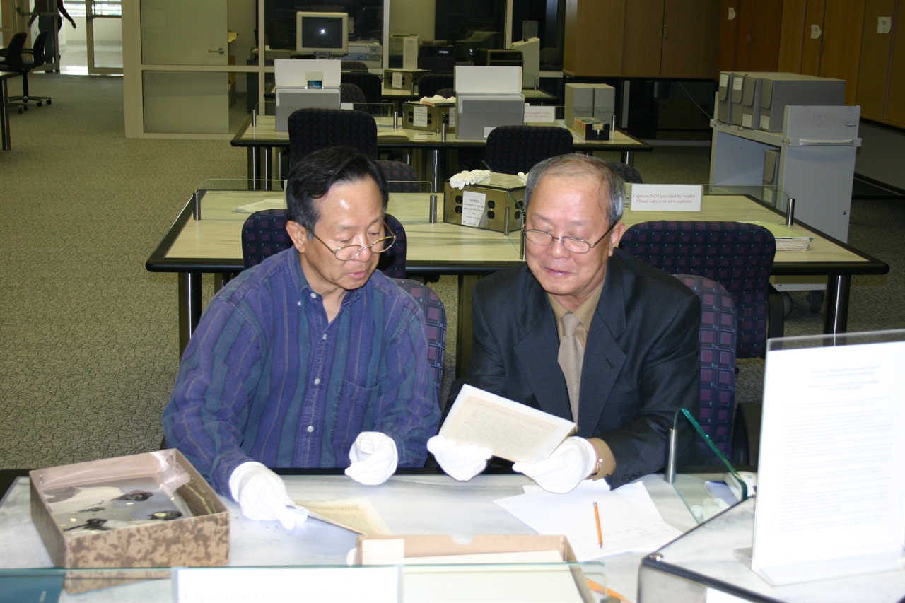 NARA 5층 사진자료실에서 박유종 선생(왼쪽)과 공동작업을 하다(2005. 12. 1.).