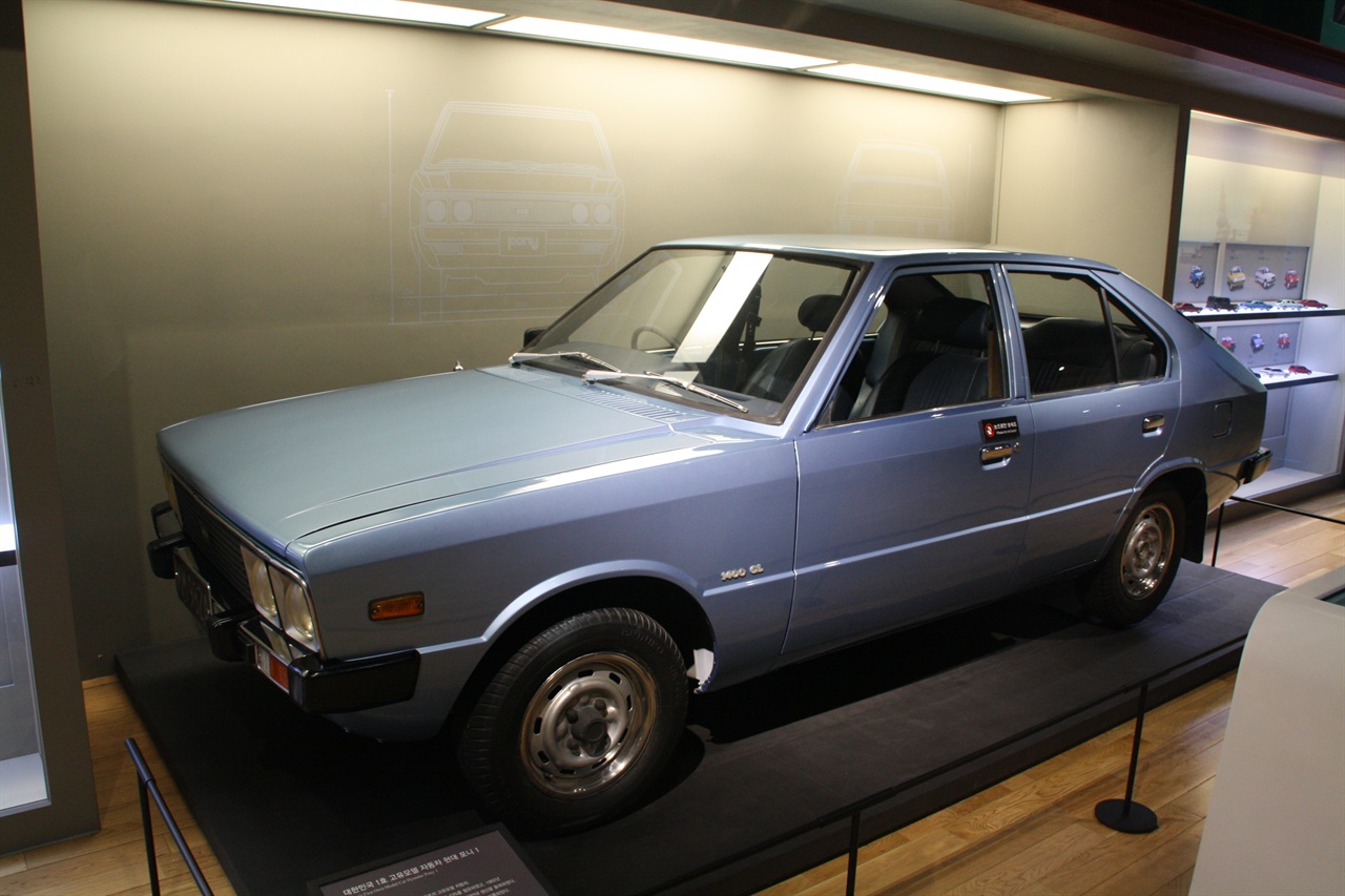 3저 호황에 힙입어 1990년 초반 하루 평균 2000여대의 자동차가 늘어났다. 대한민국역사박물관에 전시돈 포니자동차 모습.