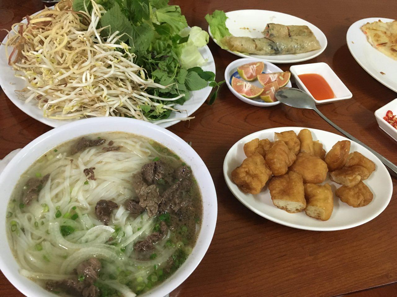  점심으로 먹은 쌀국수. 한국인이 운영하는 단체식당이라 그런지 한국 음식과 비슷한 맛이었다. 현지 음식을 먹어보고 싶던 우리에게는 좀 아쉬웠다. 