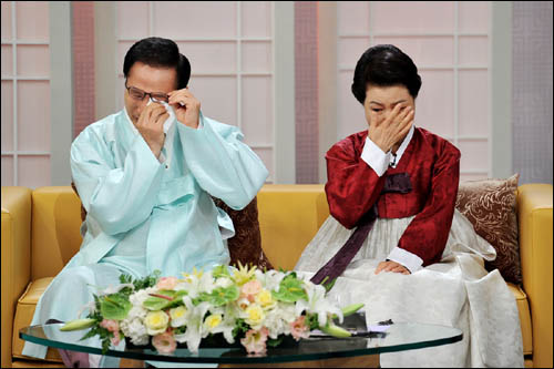  지난 2010년 9월 KBS <아침마당>에 출연해 눈물을 흘린 이명박 대통령 부부