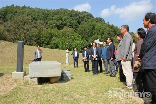  30일 역대 국무총리 중 최초로 이낙연 총리가 독립운동가 단재 신채호 선생의 사당과 묘역을 참배했다.