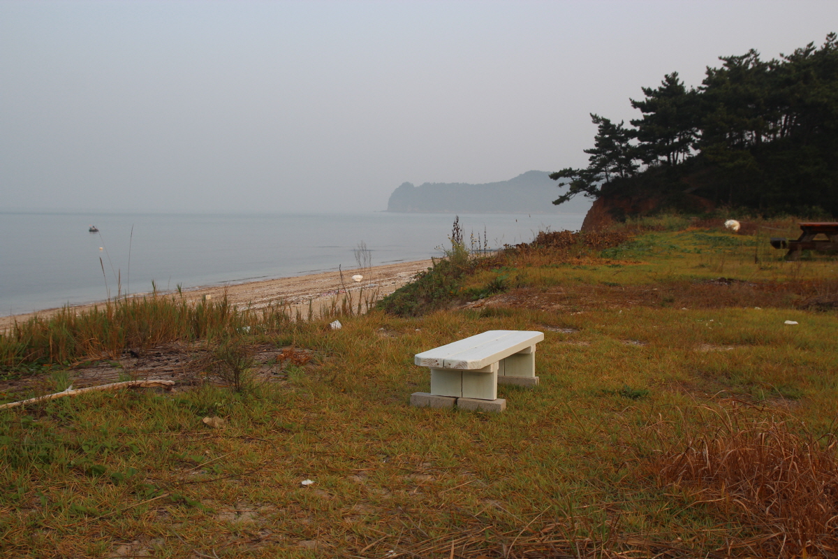 병술만에서 샛별 해변쪽으로 가다 만나는 바닷가의 예쁜 한 팬션 앞에 놓인 앙증맞은 의자입니다. 주인 몰래 살짝 쉬었다 왔습니다.