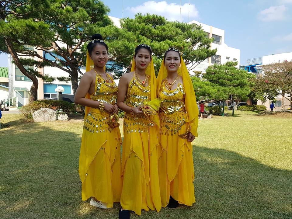 30일 오후 홍성군청 여하정에서는 국경을 넘어 더불어 사는 지역사회 공동체 만들기를 위한 '다문화 축제'가 열렸다. '다문화 축제'에서 인도 이주여성들이  공연을 준비중이다.