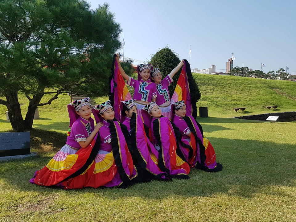 30일 오후 홍성군청 여하정에서는 국경을 넘어 더불어 사는 지역사회 공동체 만들기를 위한 '다문화 축제'가 열렸다. '다문화 축제'에서 중국 이주여성들이  공연을 연습을 하고 있다.