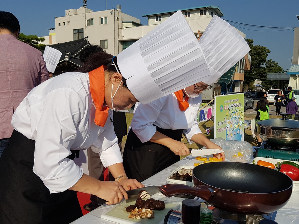 30일 홍성군 여하정에서 열린 '다문화 축제'에서 요리경연대회에 참석한 이주여성들이 자신의 나라 요리만들기에 여념이 없다.