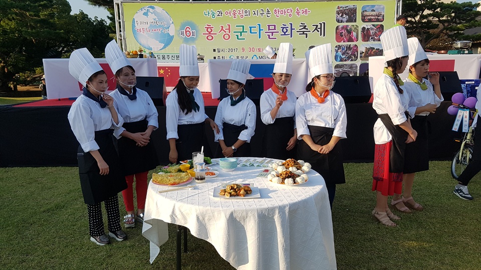 '다문화축제' 요리경연대회에 참가한 각 나라 결혼이주여성들이 요리를 마치고 심사를 기다리고 있다.