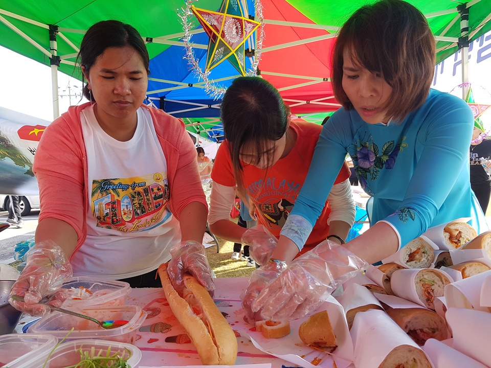 30일 오후 열린 '다문화 축제'에는 10여개 나라에서 참가한 가운데, 베트남에서는 베트남 전통음식을 준비중이다. 