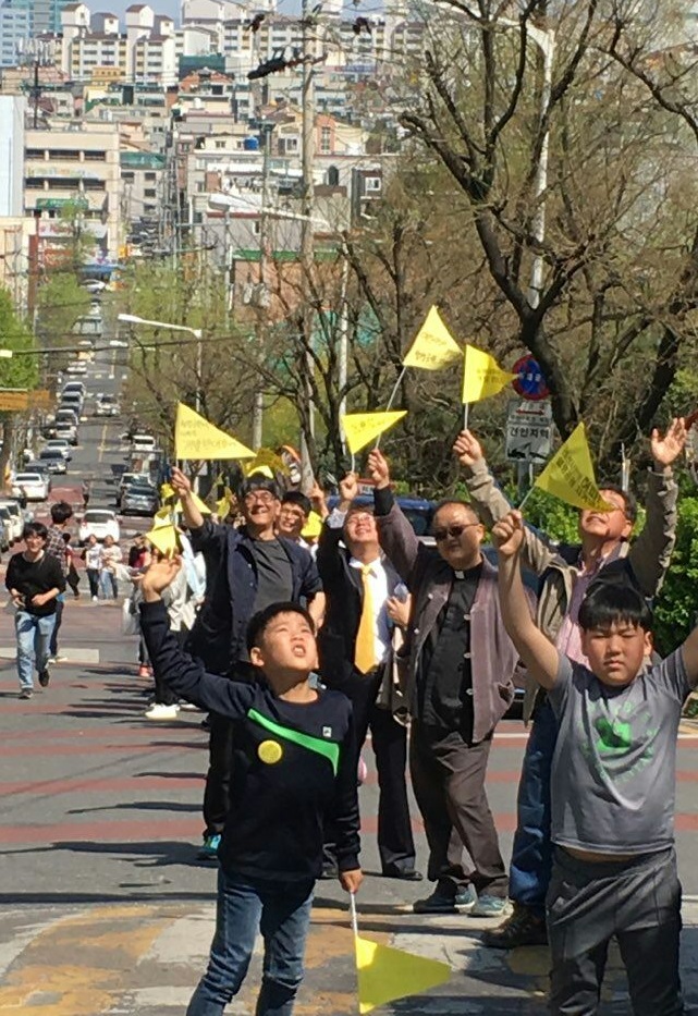 대전시가 월평공원에 대규모 아파트단지를 지으려는 계획에 맞서 대전시민들이 인간띠잇기 행사를 벌이고 있다. 