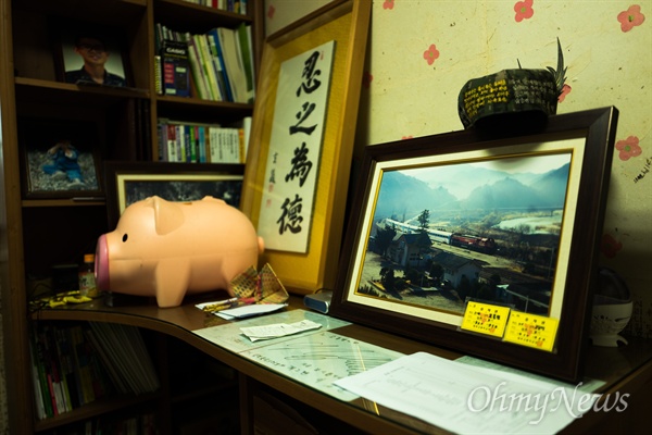 고 김대웅 일병(가명)은 기차를 좋아했다. 주인을 잃은 김 일병의 방에는 직접 찍은 기차와 철도 사진들이 가득 쌓여 있었다.