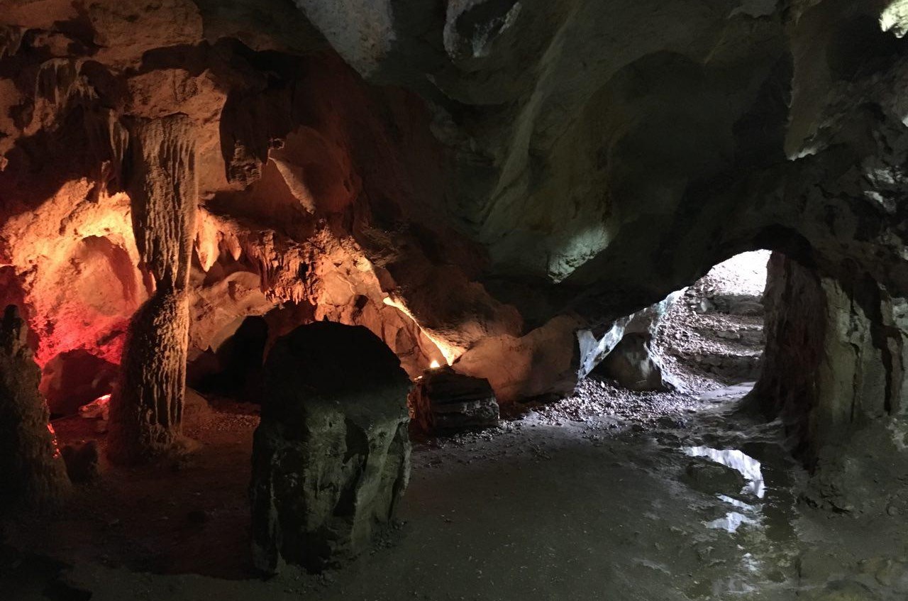 석회암 지대인 하롱베이의 섬들 안쪽에는 곳곳에 신비한 석회동굴 지형이 펼쳐진다. 