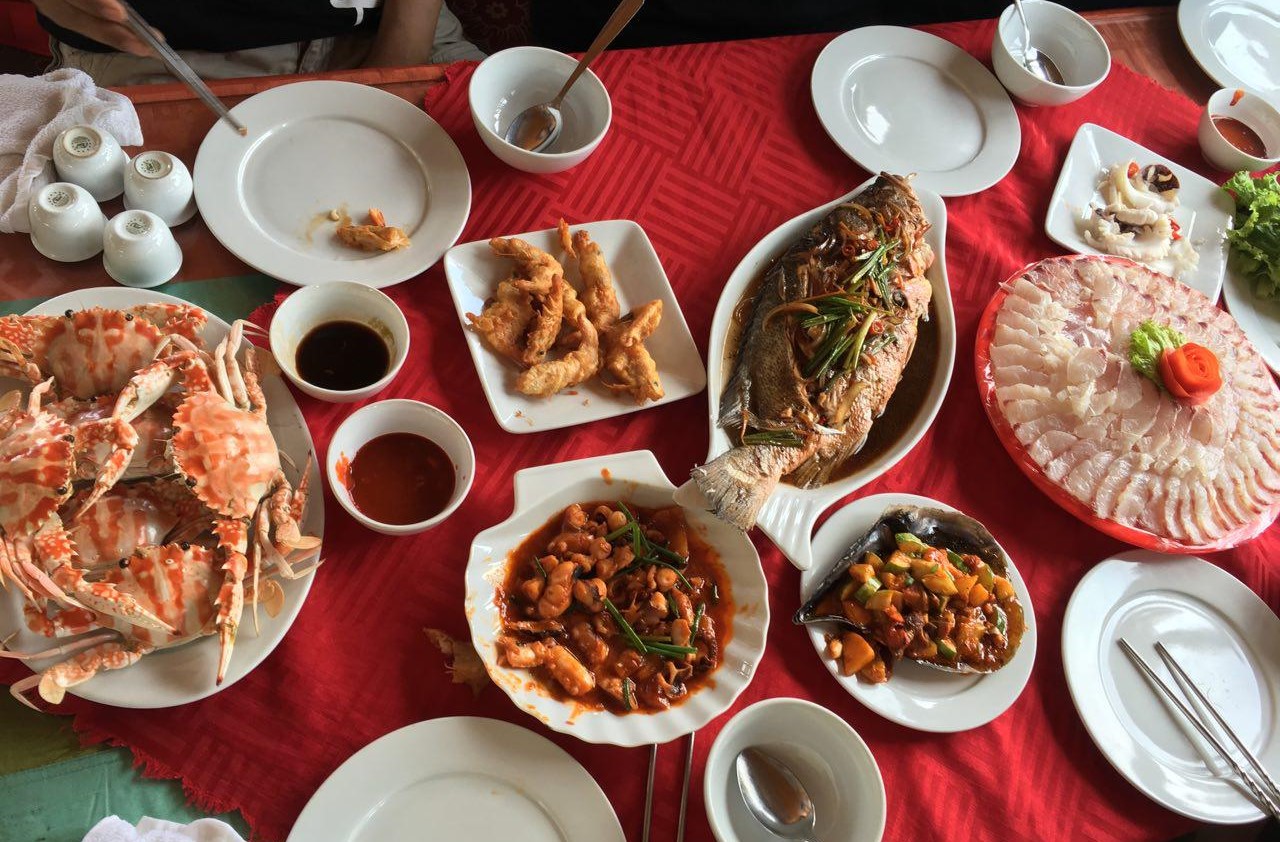 유람선 안에서 즐긴 싱싱한 해산물 점심은 여행의 즐거움을 더해주었다. 