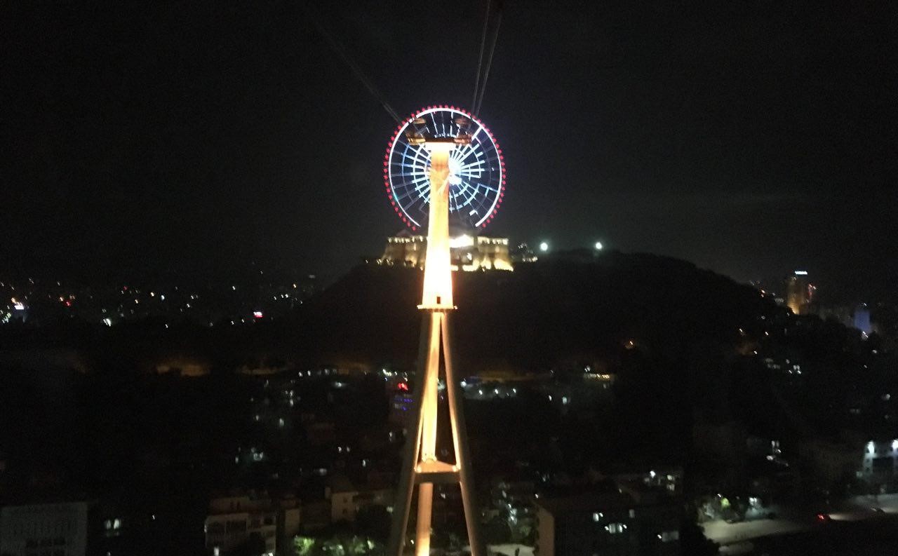  케이블카 안에서 바라본 세계에서 제일 높은 케이블카 기둥(188.88m)과 하롱파크 대관람차