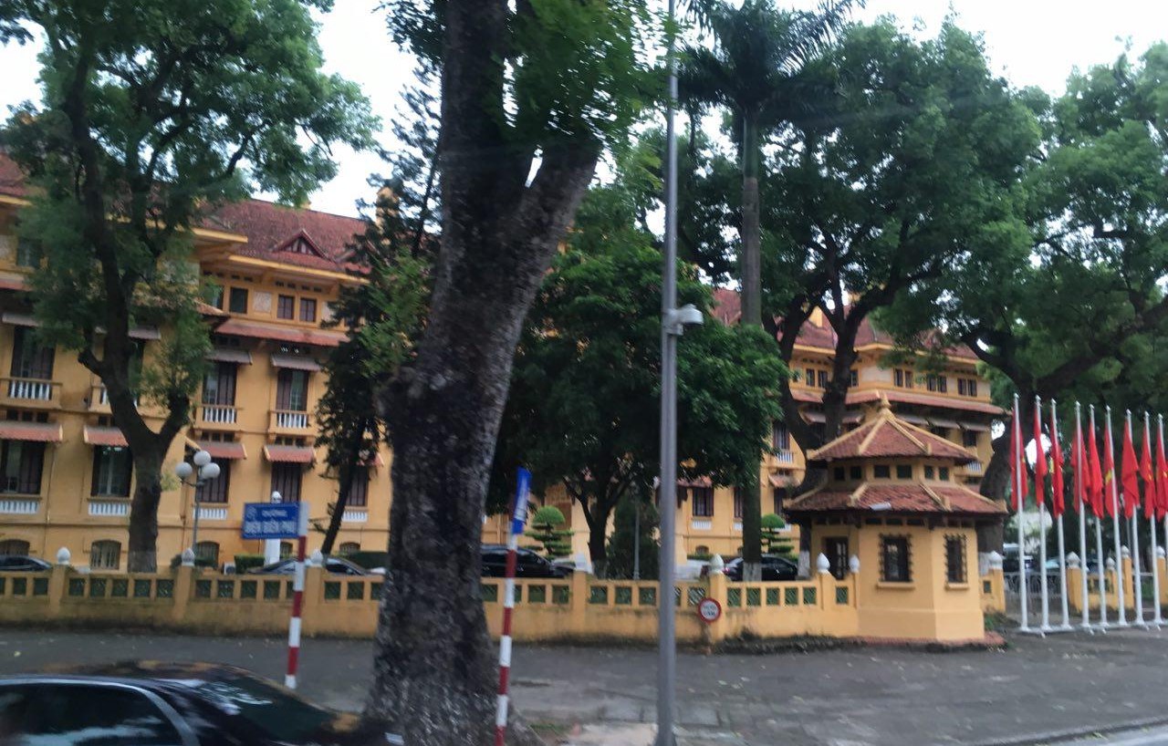 하노이 시내의 건물. 노란 벽에 붉은 지붕은 관공서의 상징이라고 한다. 